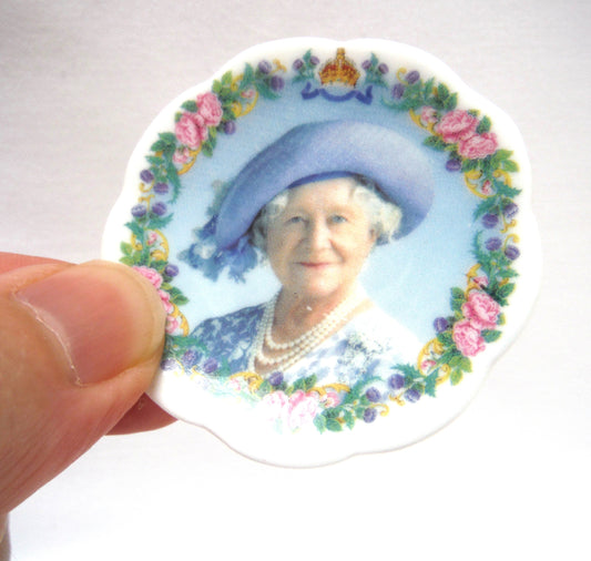 MINIATURE BRITISH ROYALTY COMMEMORATIVE PLATE: 100th Birthday of Her Majesty Queen Elizabeth, The Queen Mother