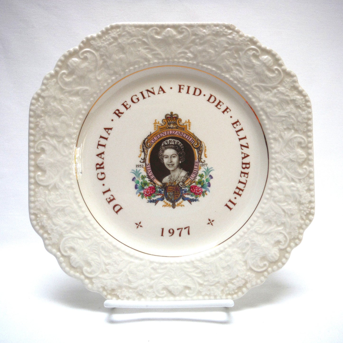 1977 QUEEN ELIZABETH SILVER JUBILEE 8-Inch OCTAGON COMMEMORATIVE PLATE: 'Dei Gratia Regina Fid Def Elizabeth II'