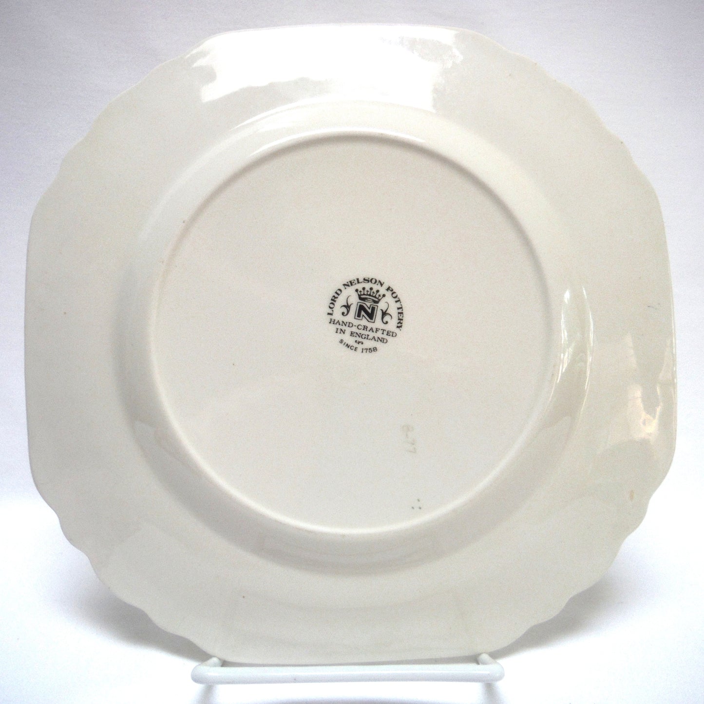 1977 QUEEN ELIZABETH SILVER JUBILEE 8-Inch OCTAGON COMMEMORATIVE PLATE: 'Dei Gratia Regina Fid Def Elizabeth II'