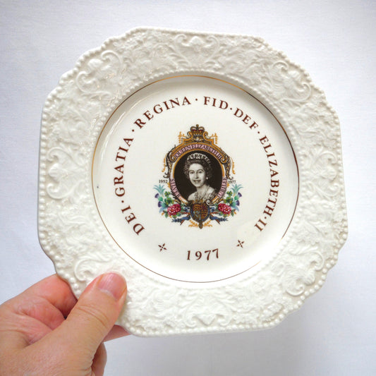 1977 QUEEN ELIZABETH SILVER JUBILEE 8-Inch OCTAGON COMMEMORATIVE PLATE: 'Dei Gratia Regina Fid Def Elizabeth II'
