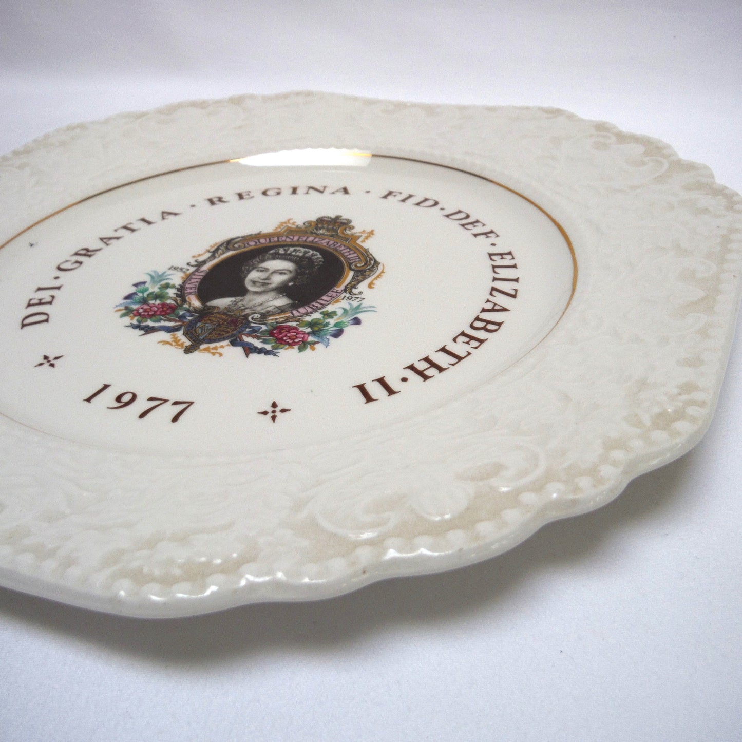 1977 QUEEN ELIZABETH SILVER JUBILEE 8-Inch OCTAGON COMMEMORATIVE PLATE: 'Dei Gratia Regina Fid Def Elizabeth II'