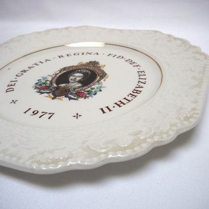 1977 QUEEN ELIZABETH SILVER JUBILEE 8-Inch OCTAGON COMMEMORATIVE PLATE: 'Dei Gratia Regina Fid Def Elizabeth II'