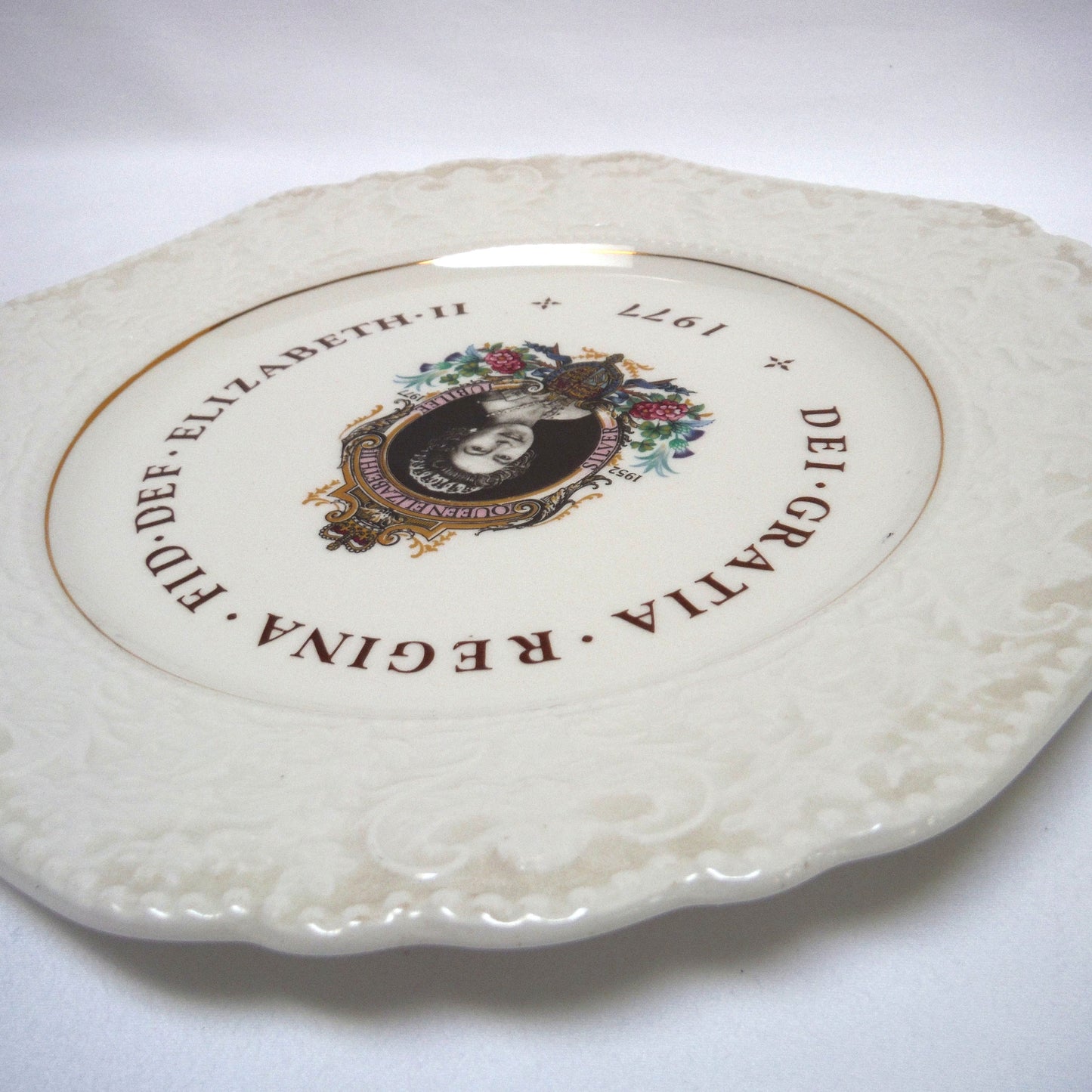1977 QUEEN ELIZABETH SILVER JUBILEE 8-Inch OCTAGON COMMEMORATIVE PLATE: 'Dei Gratia Regina Fid Def Elizabeth II'