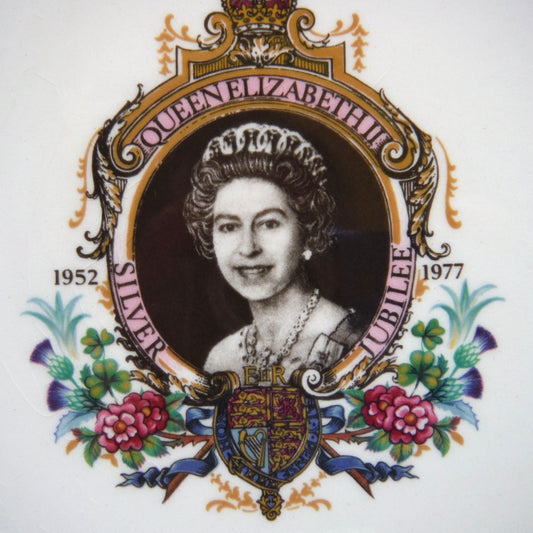 1977 QUEEN ELIZABETH SILVER JUBILEE 8-Inch OCTAGON COMMEMORATIVE PLATE: 'Dei Gratia Regina Fid Def Elizabeth II'
