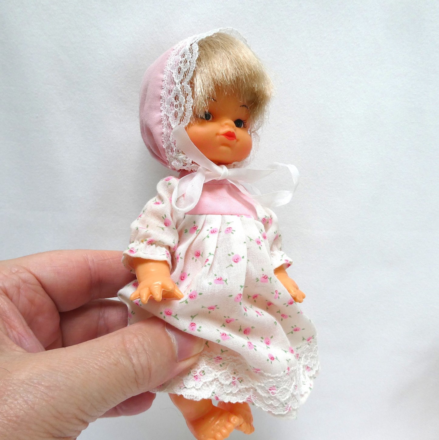 Vintage Set of FIVE FULLY-DRESSED DOLLS FROM AROUND THE WORLD: Hong Kong, Italy, USA, and more!