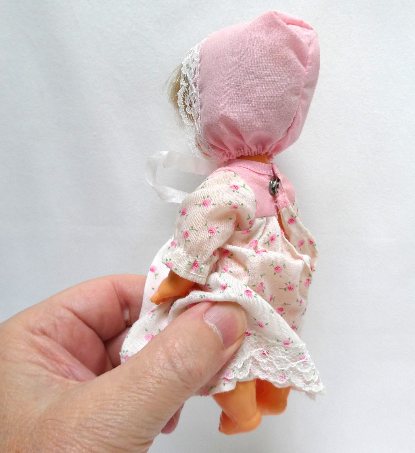 Vintage Set of FIVE FULLY-DRESSED DOLLS FROM AROUND THE WORLD: Hong Kong, Italy, USA, and more!