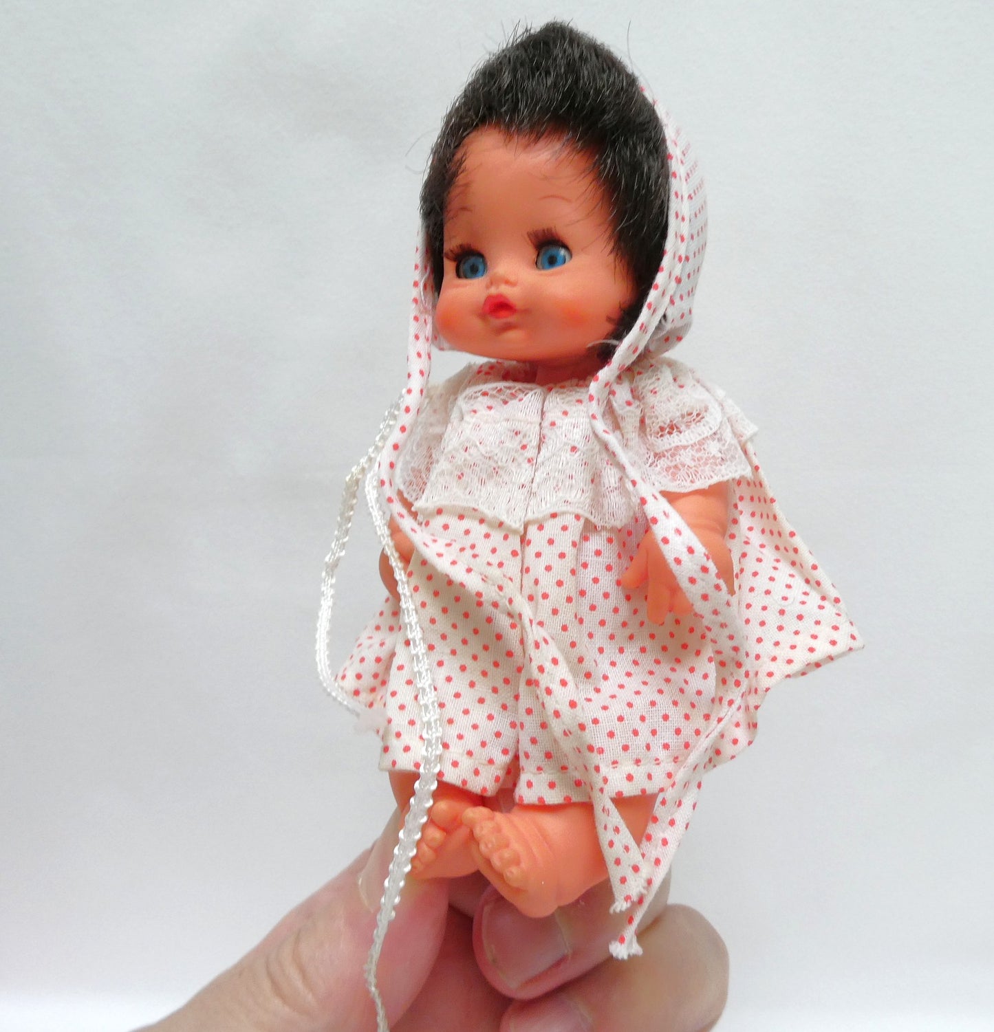 Vintage Set of FIVE FULLY-DRESSED DOLLS FROM AROUND THE WORLD: Hong Kong, Italy, USA, and more!
