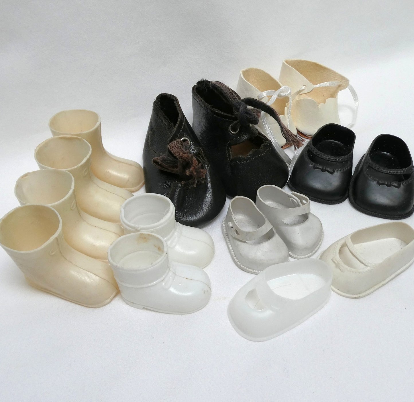 VINTAGE DOLL DRESS SHOES (LOT #1) Seven Pairs in Multiple Colours Including CINDERELLA Doll Shoes.