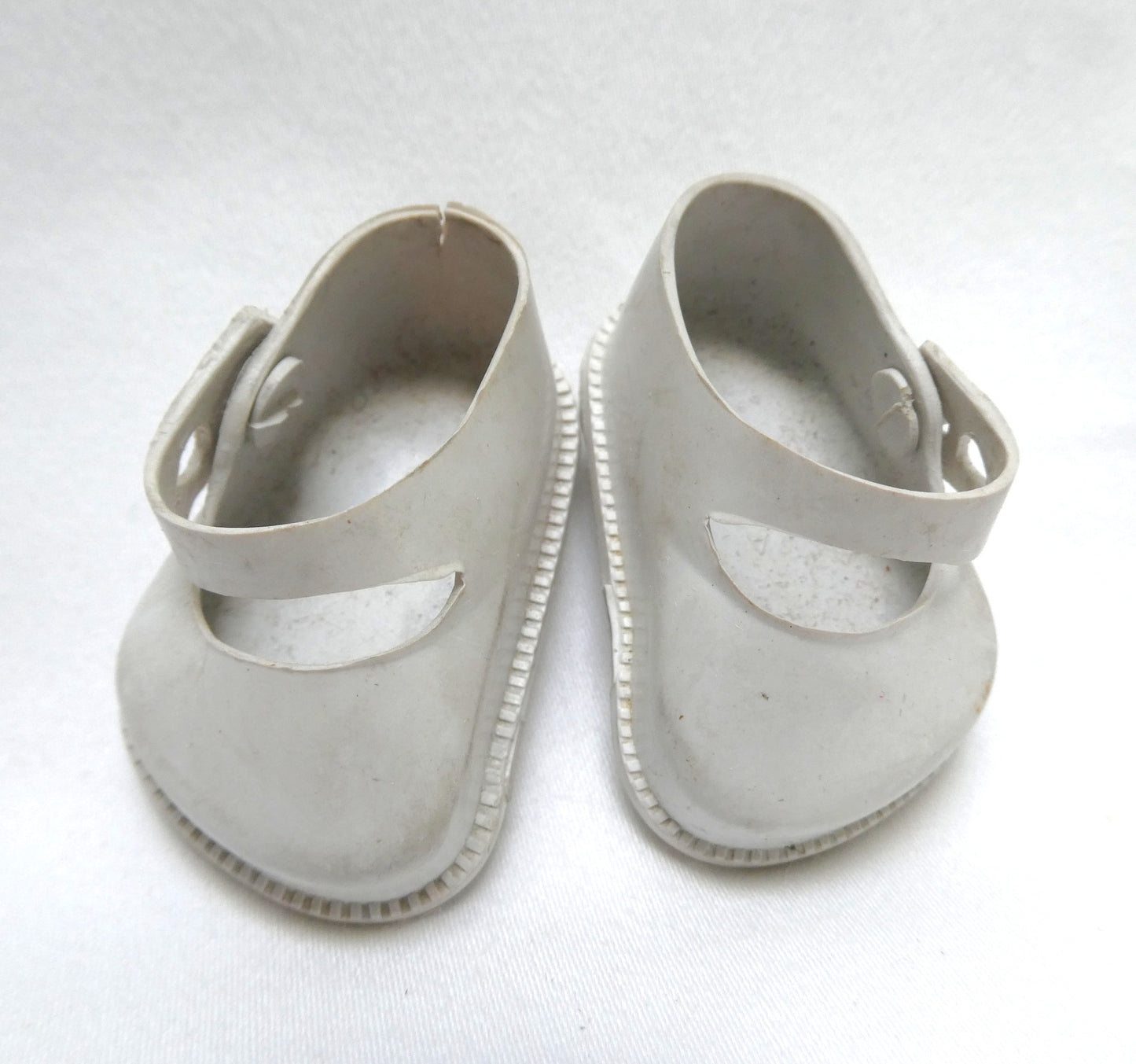 VINTAGE DOLL DRESS SHOES (LOT #1) Seven Pairs in Multiple Colours Including CINDERELLA Doll Shoes.