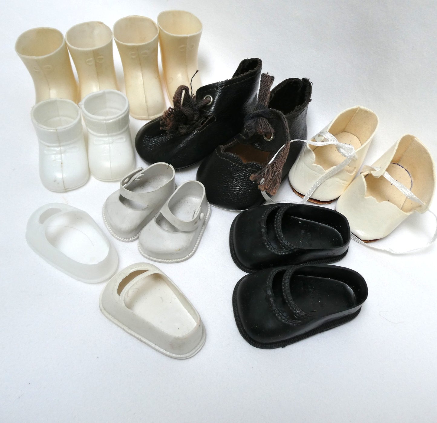 VINTAGE DOLL DRESS SHOES (LOT #1) Seven Pairs in Multiple Colours Including CINDERELLA Doll Shoes.