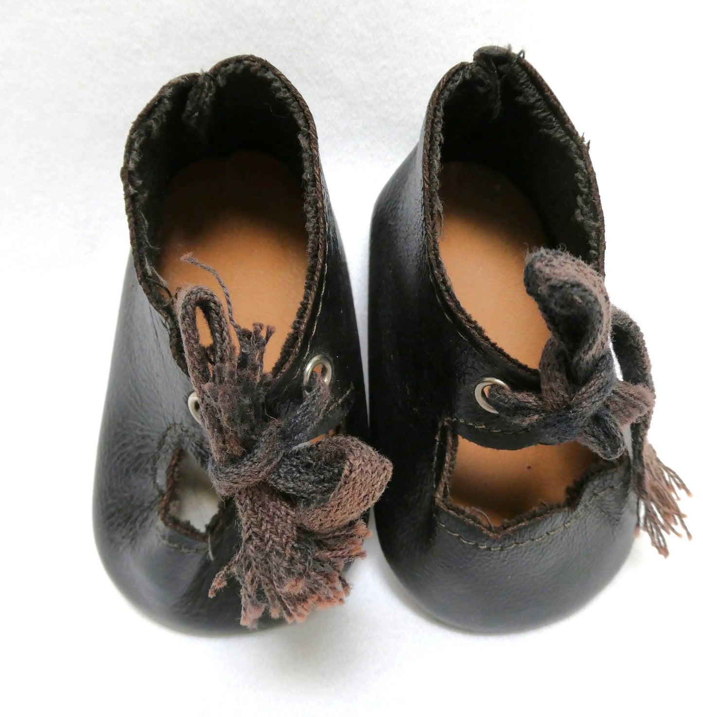 VINTAGE DOLL DRESS SHOES (LOT #1) Seven Pairs in Multiple Colours Including CINDERELLA Doll Shoes.