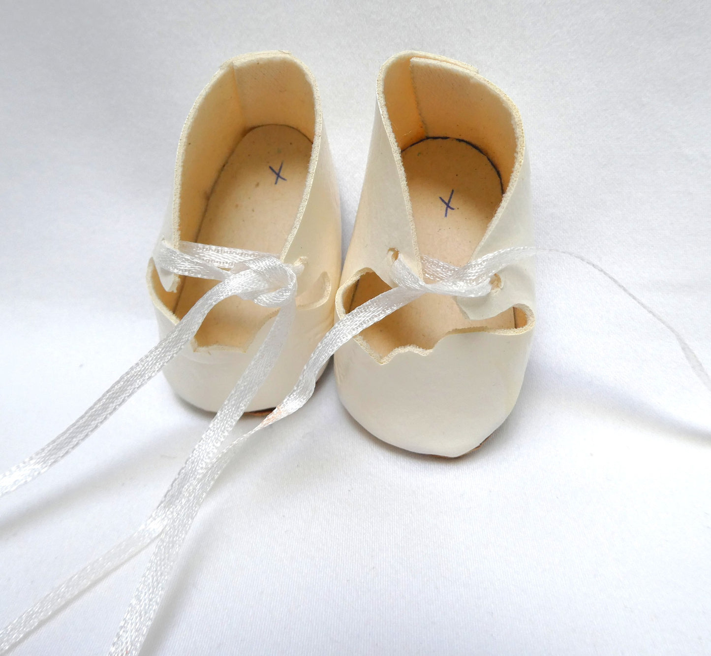 VINTAGE DOLL DRESS SHOES (LOT #1) Seven Pairs in Multiple Colours Including CINDERELLA Doll Shoes.
