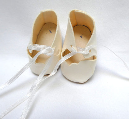 VINTAGE DOLL DRESS SHOES (LOT #1) Seven Pairs in Multiple Colours Including CINDERELLA Doll Shoes.