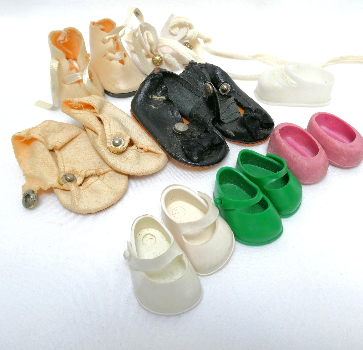 VINTAGE DOLL DRESS SHOES (LOT #2) Seven Pairs in Multiple Colours Including GINNY Doll Shoes.
