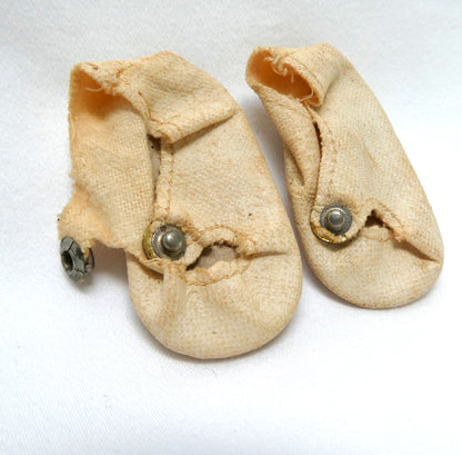 VINTAGE DOLL DRESS SHOES (LOT #2) Seven Pairs in Multiple Colours Including GINNY Doll Shoes.