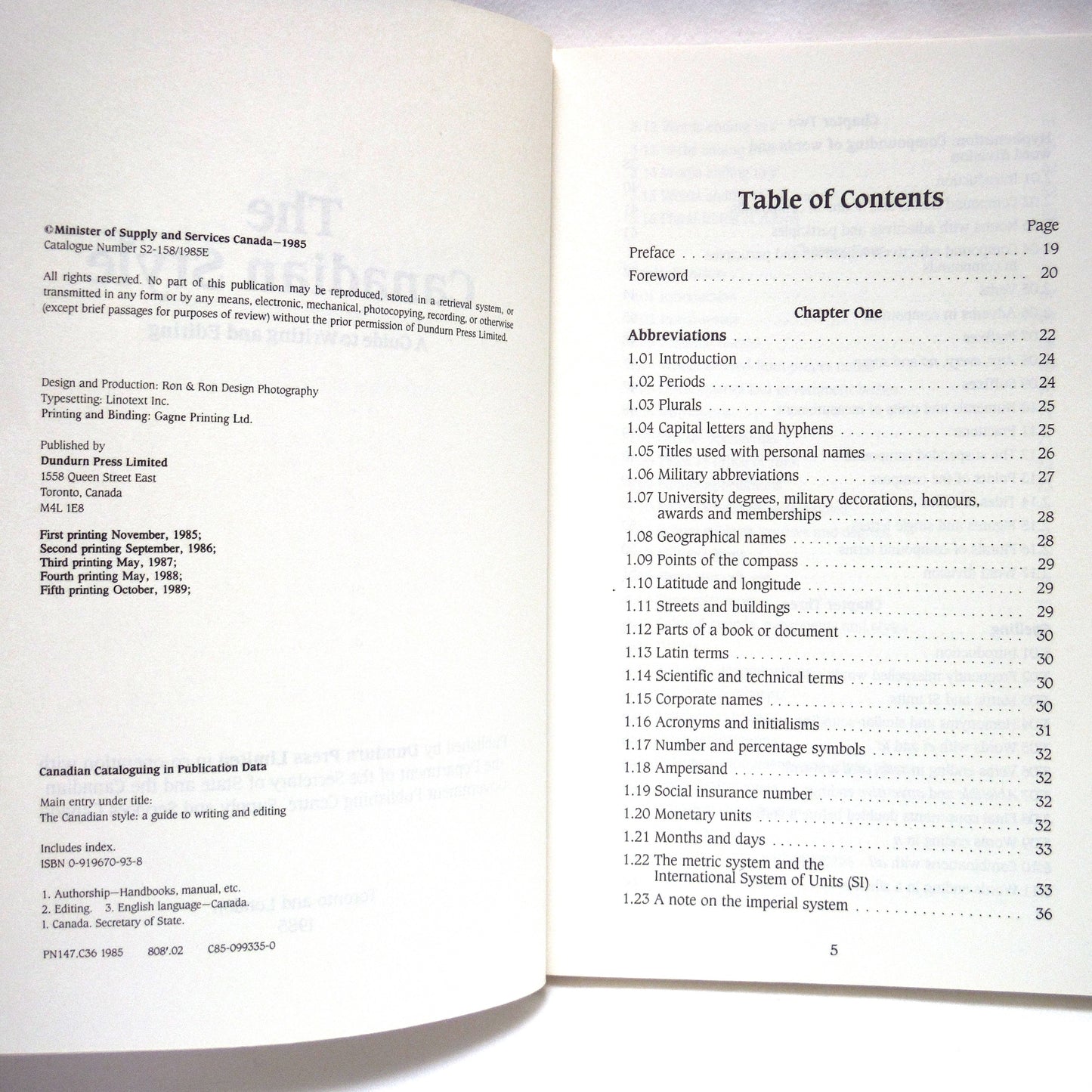 THE CANADIAN STYLE, A Guide to Writing and Editing, by The Department of the Secretary of State of Canada (1989 1st Ed.)