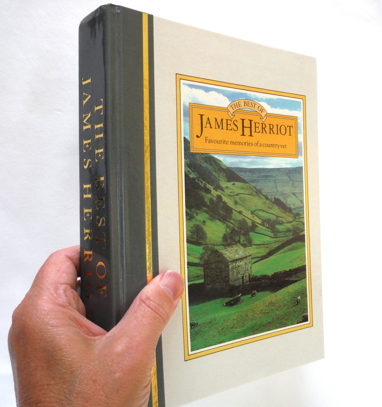 THE BEST OF JAMES HERRIOT: Favourite memories of a Country Vet, by James Herriot (1982 1st Ed.)
