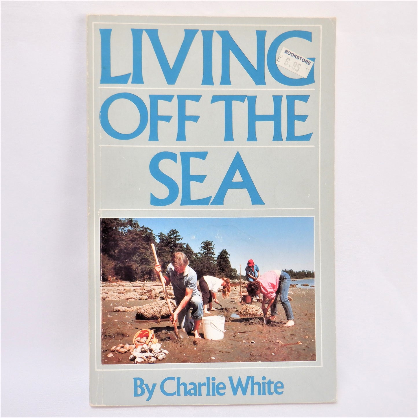 LIVING OFF THE SEA, A Sea Shore Guide by Charlie White, 1985