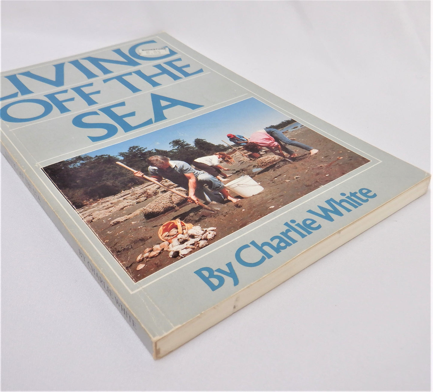 LIVING OFF THE SEA, A Sea Shore Guide by Charlie White, 1985