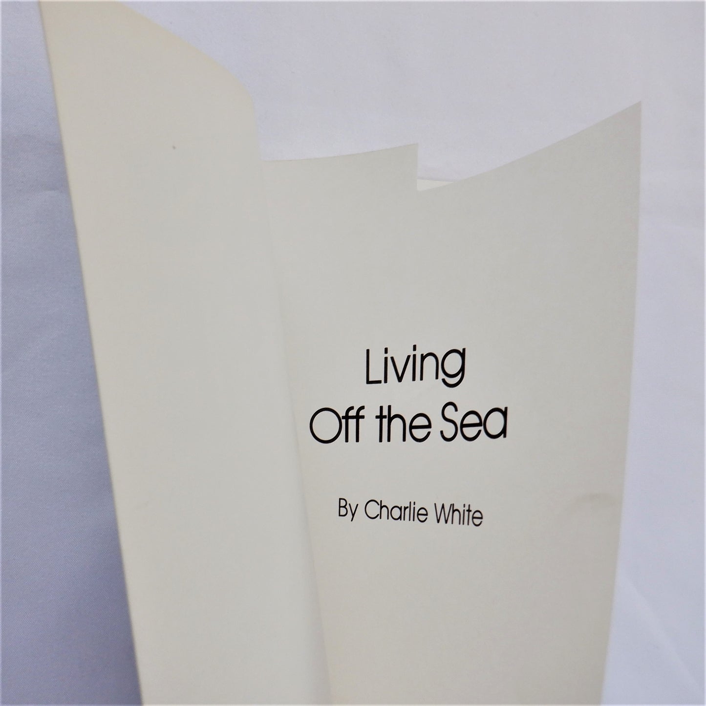 LIVING OFF THE SEA, A Sea Shore Guide by Charlie White, 1985