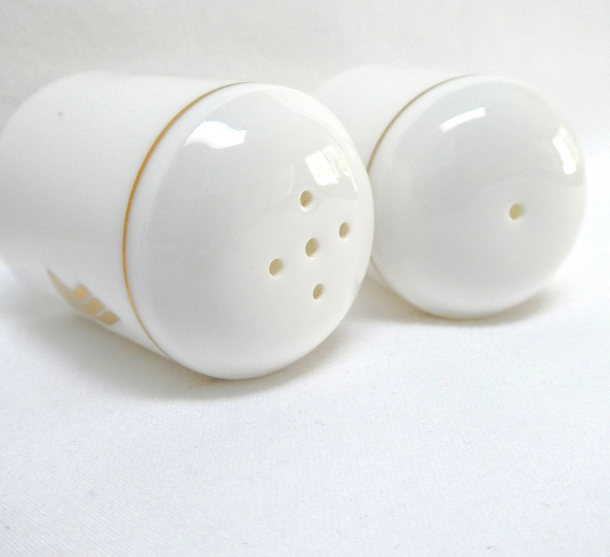 SINGAPORE AIRLINES Vintage Collectibles White Porcelain Salt and Pepper Shaker Set: Made by Narumi of Japan!