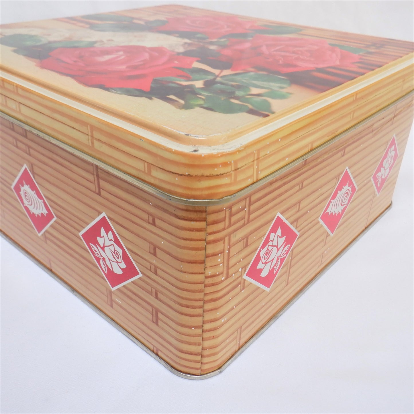 Vintage Tin by Gray Dunn Biscuits of England: 'RED ROSES & SEASHELL'