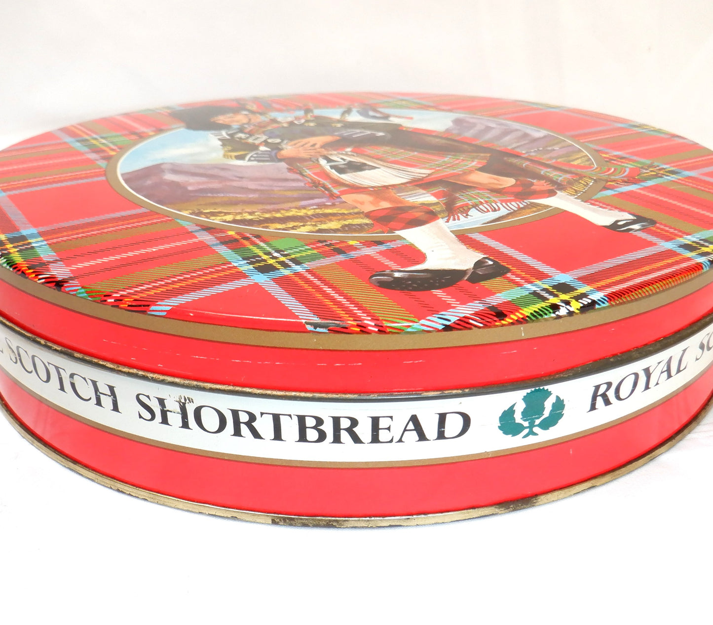 PEAK FREAN BISCUIT COMPANY LIMITED, presents a vintage cookie tin: 'ROYAL SCOTCH SHORTBREAD'