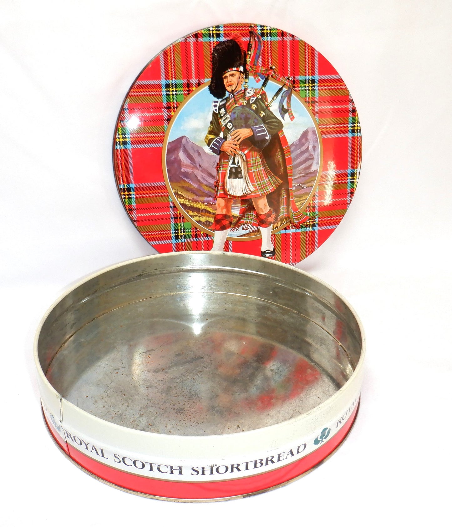 PEAK FREAN BISCUIT COMPANY LIMITED, presents a vintage cookie tin: 'ROYAL SCOTCH SHORTBREAD'