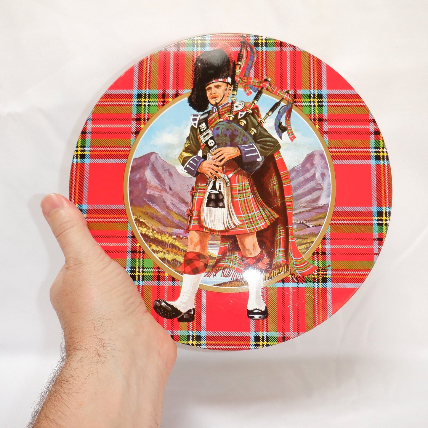 PEAK FREAN BISCUIT COMPANY LIMITED, presents a vintage cookie tin: 'ROYAL SCOTCH SHORTBREAD'