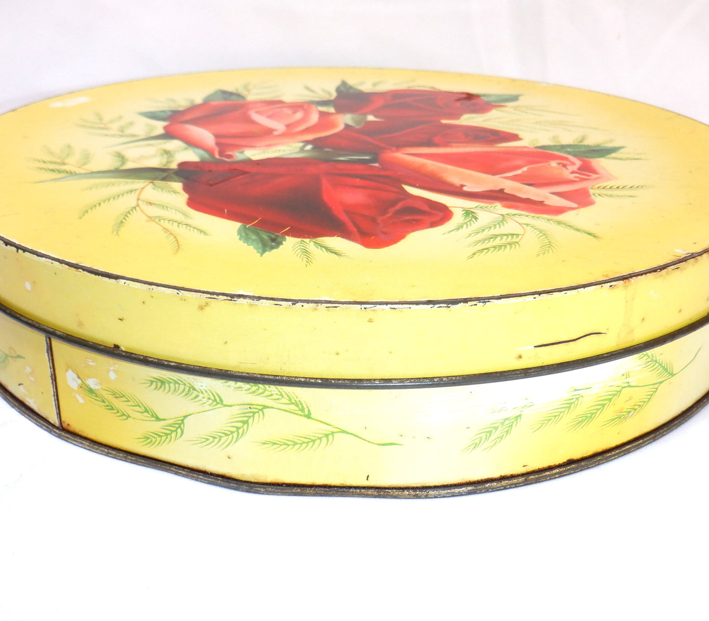 PEAK FREAN BISCUIT COMPANY LIMITED, presents a vintage Large Round Cookie Tin: 'THE FIVE-ROSE BOUQUET'