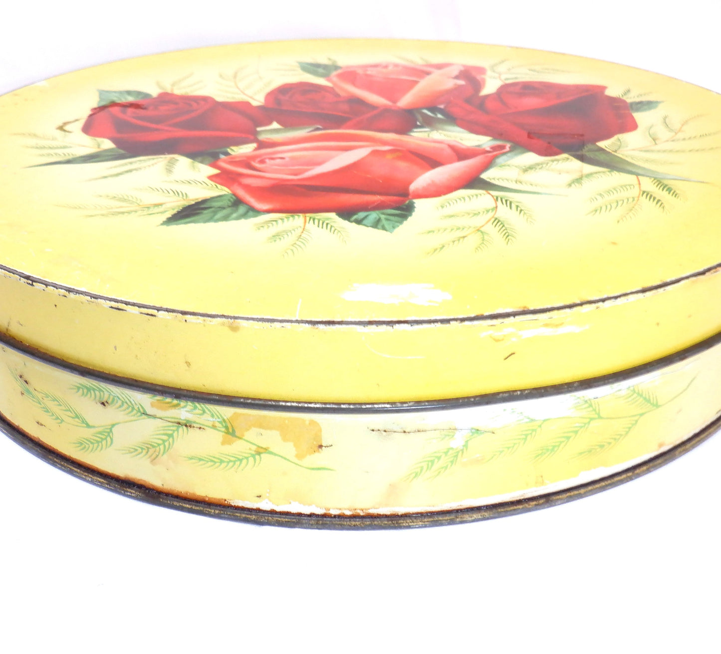 PEAK FREAN BISCUIT COMPANY LIMITED, presents a vintage Large Round Cookie Tin: 'THE FIVE-ROSE BOUQUET'