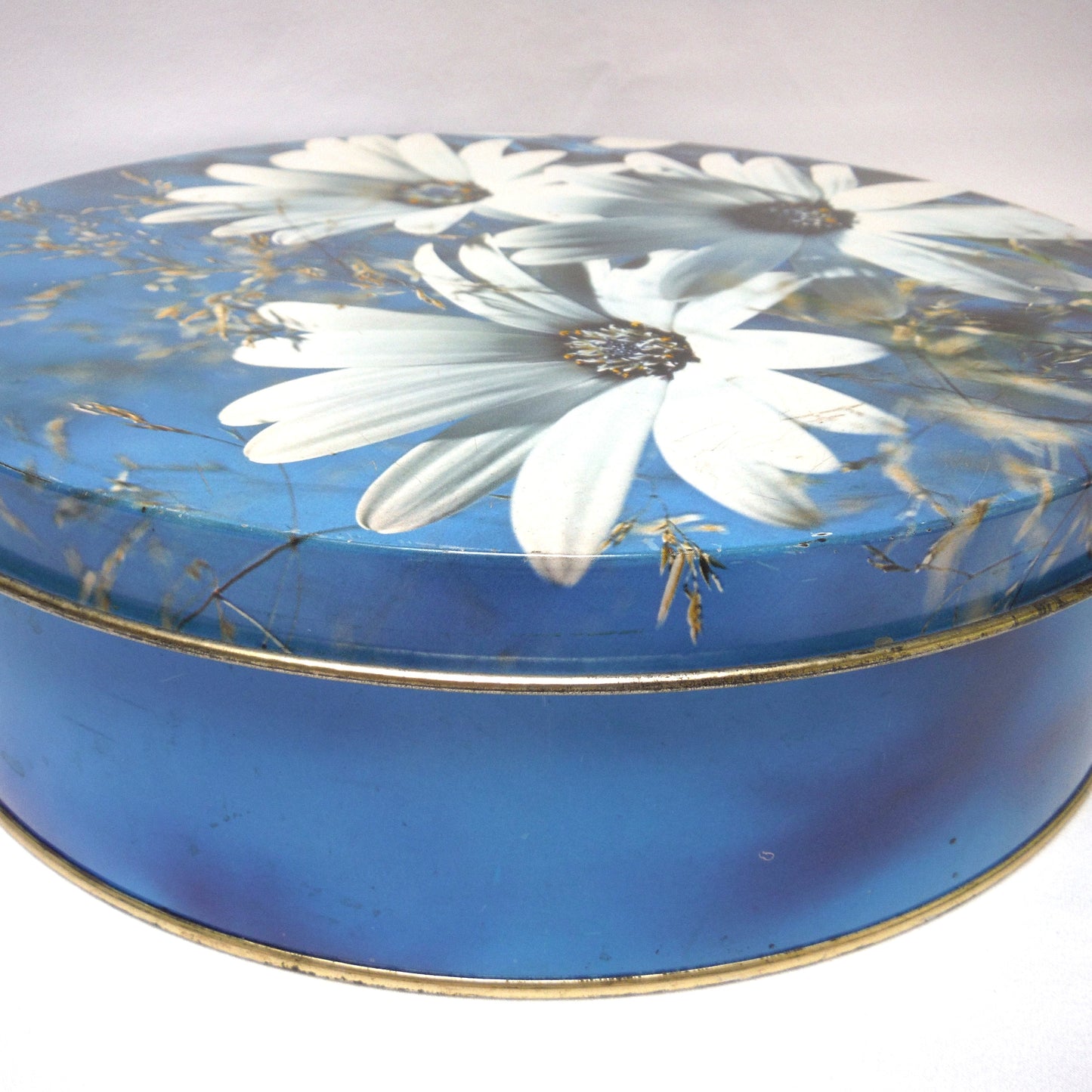 VINTAGE LARGE ROUND BISCUIT CAKE TIN: 'Three White Flowers in a Field of Wheat'