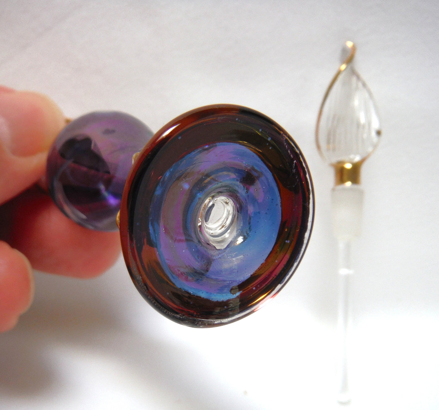MINIATURE EGYPTIAN PERFUME BOTTLE: 'Nefertitis Tears 18 K gold glided, amethyst toned, mouth blown, hand-cut'